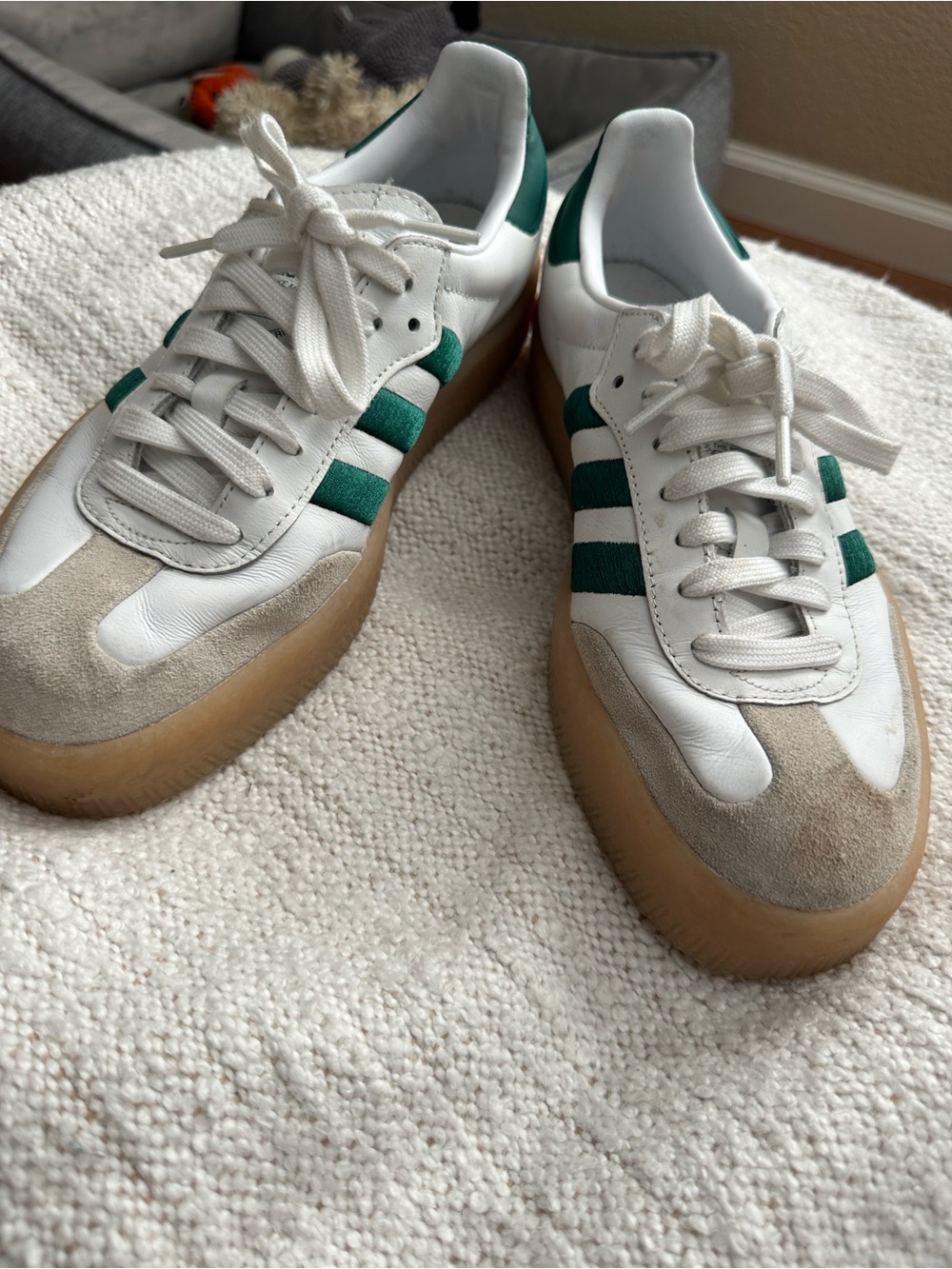 adidas Samba Women’s Sneaker in White with Dark Green stripes - Picture 2 of 6